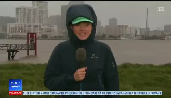 "Adevărate "cascade" sunt aşteptate să lovească oraşul". Pregătiri intense înaintea uraganului