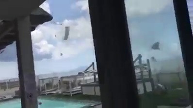 Momentul în care o minitornadă provoacă panică pe o plajă: "Șezlongurile au devenit arme"