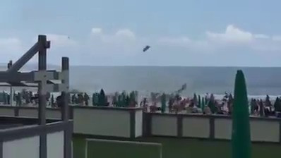 Momentul in care o minitornada provoaca panica pe o plaja: ”Sezlongurile au devenit arme”