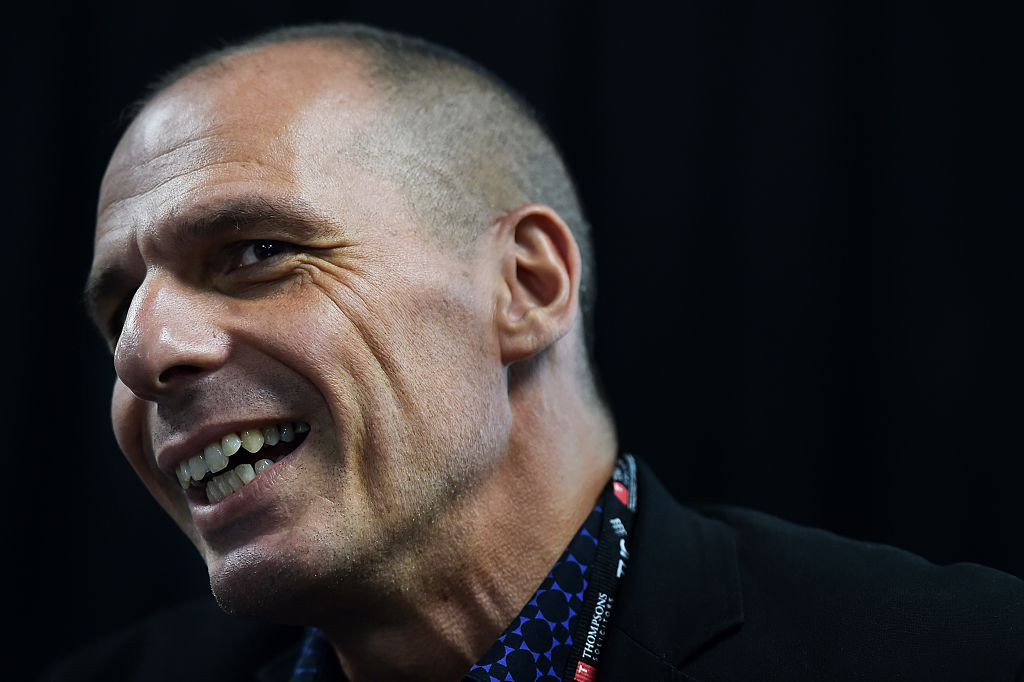 Fostul ministru de finanţe grec Varoufakis s-a luat la bătaie cu poliţia pe aeroport