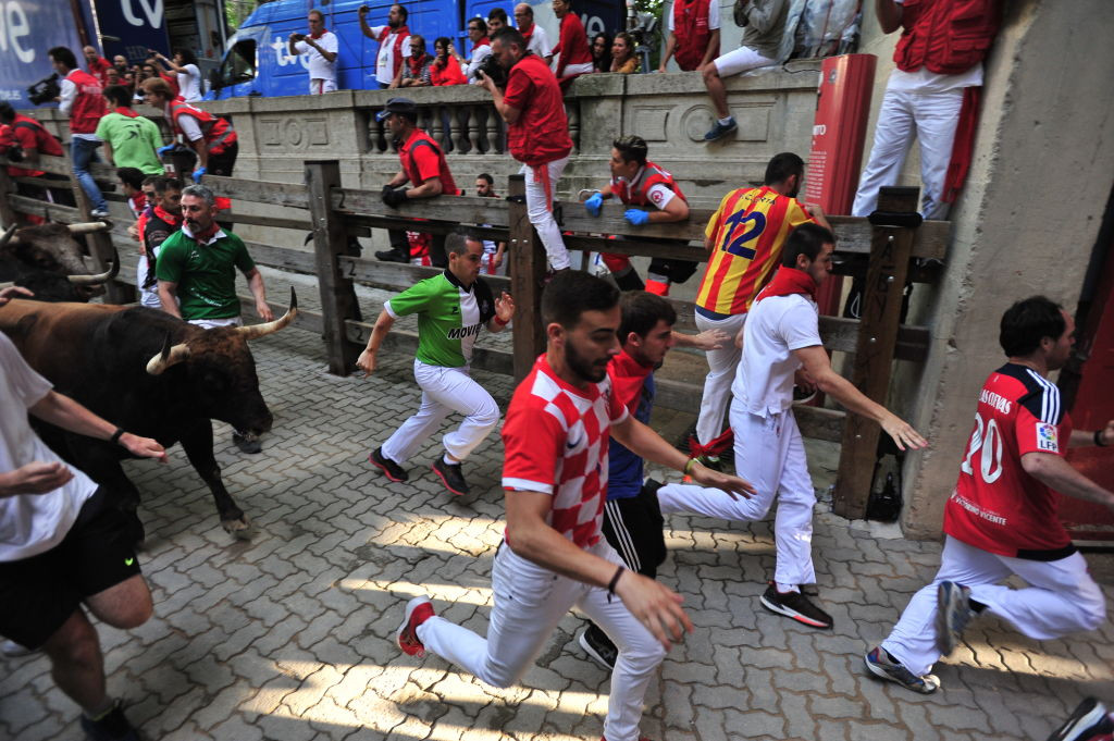 Trei oameni au fost luaţi în coarne de un taur, în ultima zi a coridei de la Pamplona