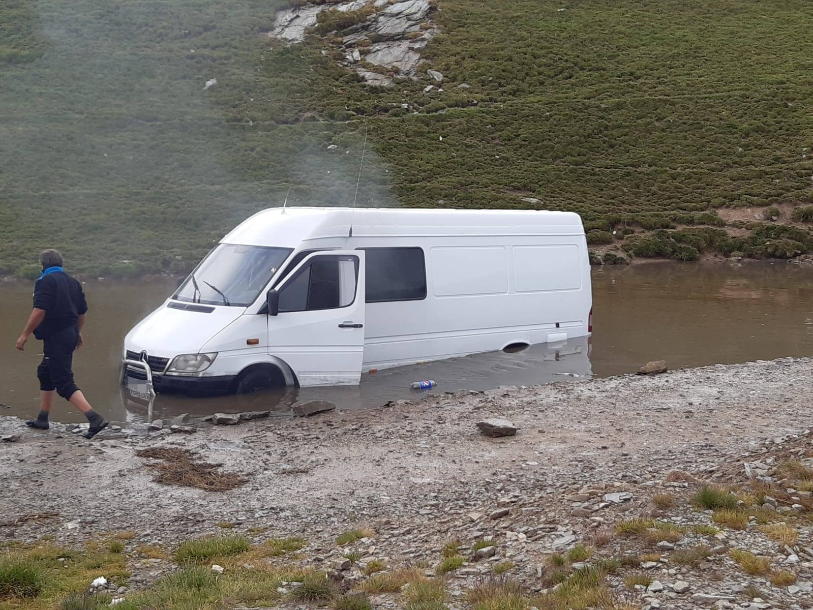 Turişti blocaţi pe Transalpina, după ce microbuzul lor s-a scufundat