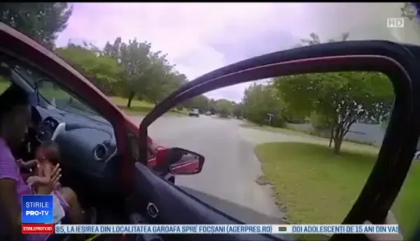 Momentul în care un poliţist salvează de la moarte un bebeluş, surprins de camera video de pe echipament