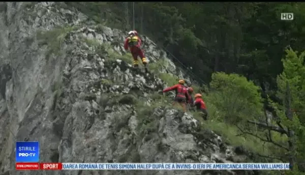 Reacțiile turiștilor care au asistat la o demonstraţie a salvatorilor montani