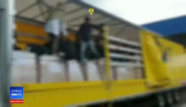 18 migranţi, găsiţi în cutii de carton, într-un TIR care urma să iasă din România