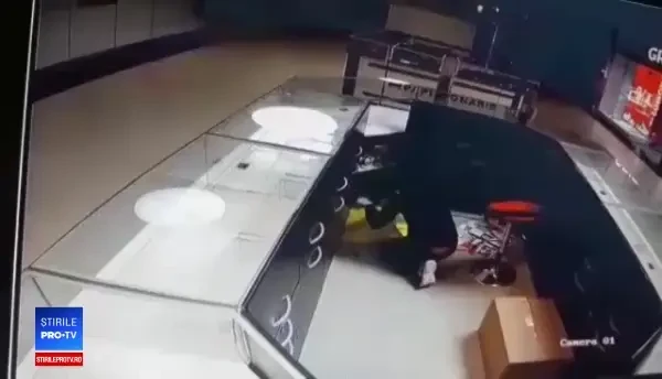 Jaf eşuat, la un mall din Craiova. Hoţul a fost la un pas să plece cu toate bijuteriile
