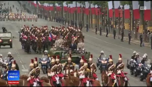 Ziua Naţională a Franţei. Zapata, spectacol deasupra bulevardului Champs-Elysées