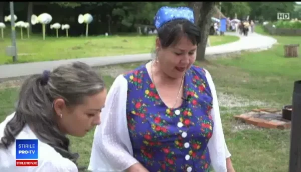 Reacţia unor turişti australieni când gustă din "mâncarea săracului", la Sibiu