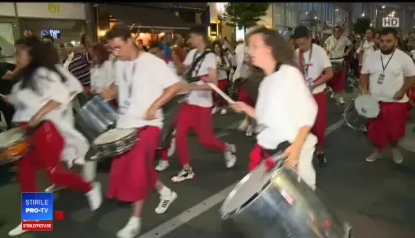 Motivul pentru care mai multe persoane s-au urcat pe clădirea Teatrului Odeon. „Libertate”