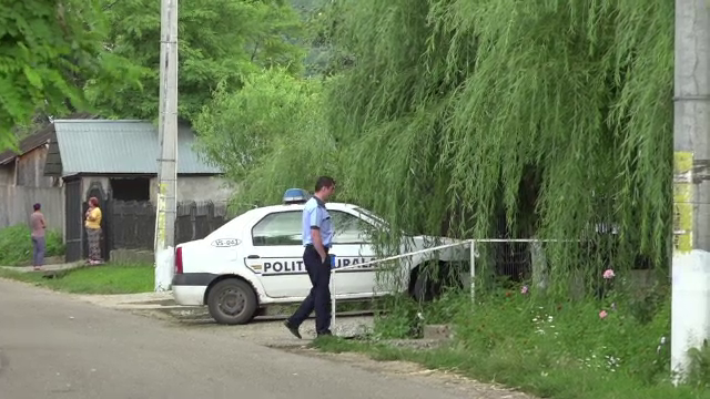 Un bătrân din Sibiu ar fi fost măcelărit noaptea de fiica sa. Tânăra a folosit 3 cuţite