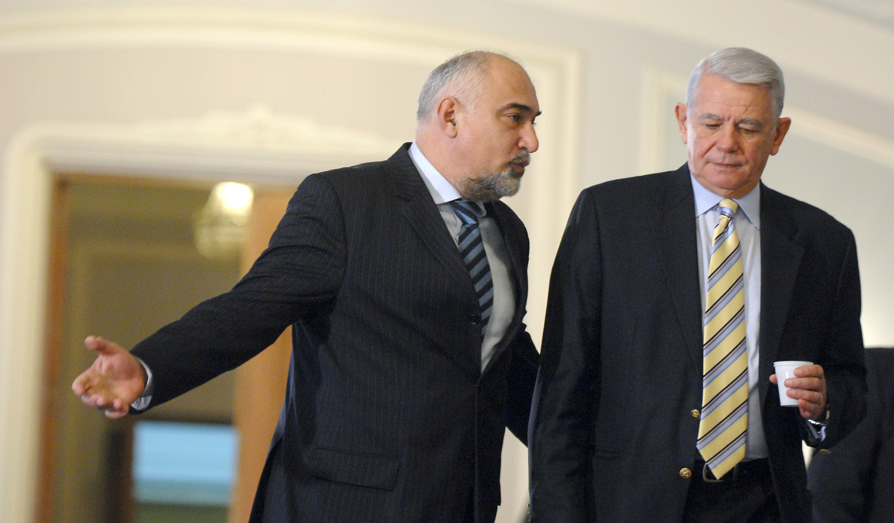 Meleșcanu, schimbat din funcția de ministru cu Ramona Mănescu. Vosganian: ”Se va supune”