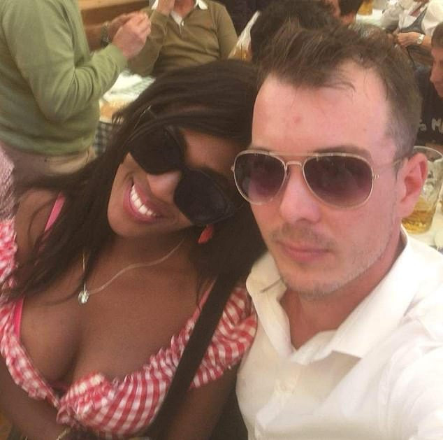 Snopiţi în bătaie în timpul vacanţei pentru că tânărul ţinea de mână o femeie de culoare. FOTO