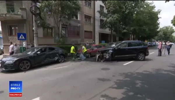 Ministrul Cuc, rănit la braț după ce șoferul său a făcut o depășire neregulamentară