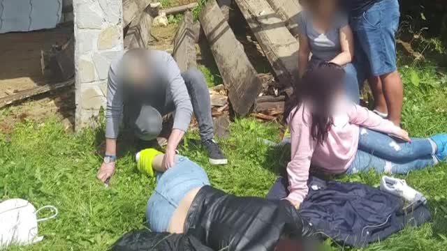 20 de turiști s-au prăbușit cu tot cu scara pensiunii. Ce făceau în momentul incidentului