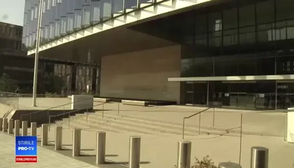 Fotomodel condamnat, după ce a terorizat pasagerii unui avion şi a bătut o stewardesă