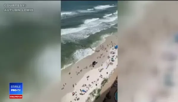 Imagini impresionante surprinse la malul mării. Lanț uman pentru salvarea a doi înotători