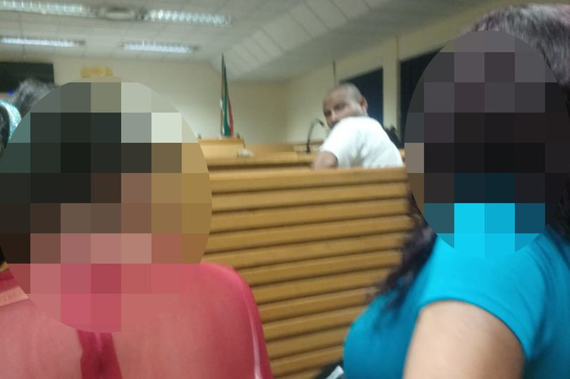 Fotografia care i-a dat fiori judecătorului. Gestul "violatorului în serie" faţă de două dintre victimele sale