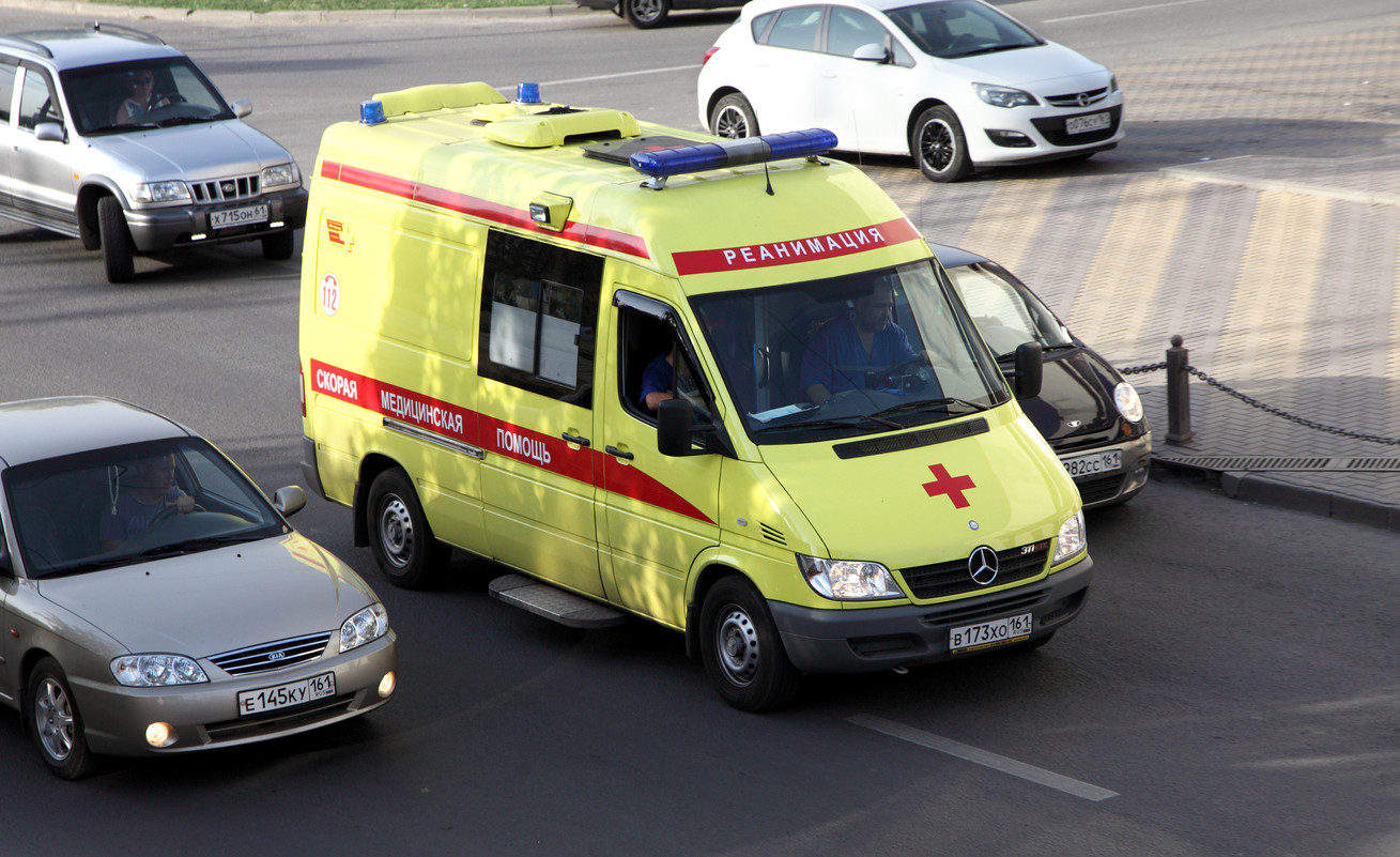 Detaliul macabru care l-a scăpat pe un bărbat de la moarte. Ce făcea când a căzut pe geam