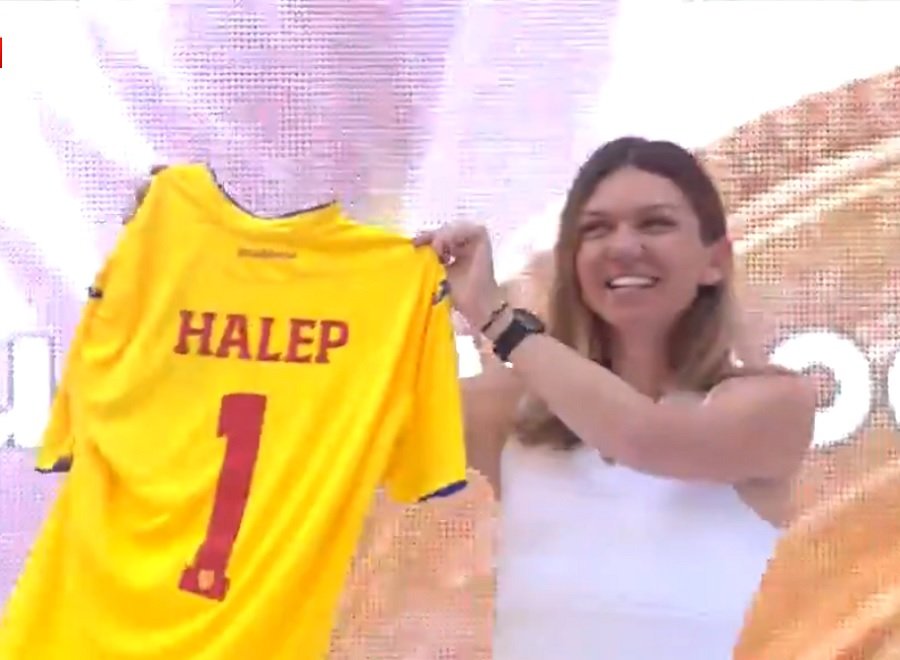 Halep prezintă pe Național Arena trofeul c&acirc;știgat la Wimbledon