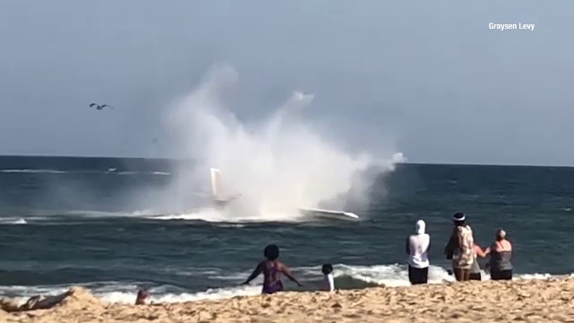 Aterizare de urgență, lângă o plajă cu sute de oameni. Pilotul avea doar 23 de ani