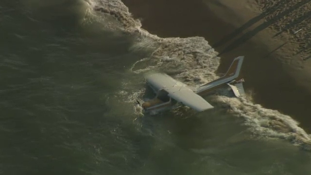 Aterizare de urgență, l&acirc;ngă o plajă cu sute de oameni. Pilotul avea doar 23 de ani