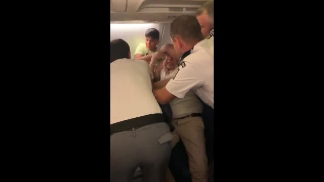 Scandal cu pumni și urlete la bordul unui avion Tarom. VIDEO filmat de un pasager