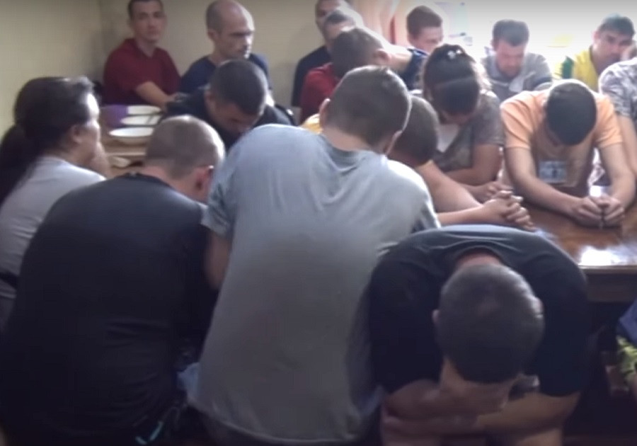 Pacienți bătuți, legați de paturi și umiliți într-un centru de dezintoxicare. VIDEO