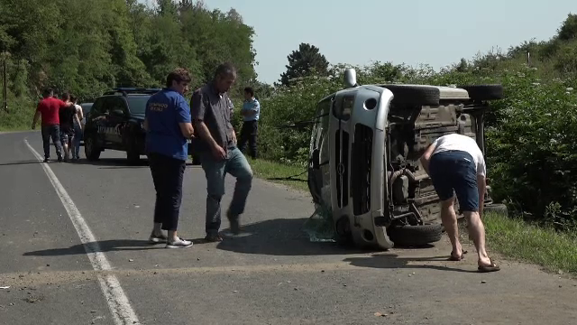 Eroarea comisă de un tânăr șofer a băgat în spital trei persoane. Gestul făcut