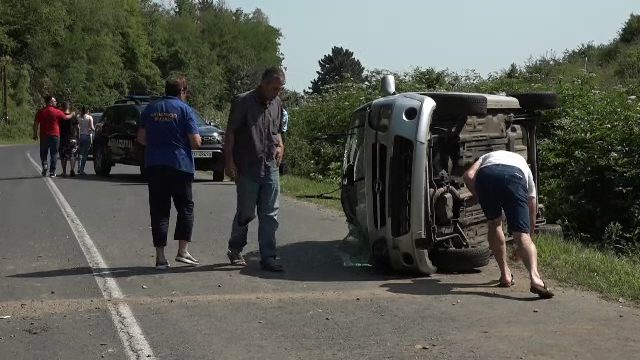 Trei tineri s-au răsturnat cu mașina, în Buzău. Greșeala făcută de șofer