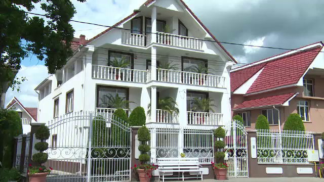 Motivul pentru care românii își sacrifică vacanța de vară. Ce fac cu banii