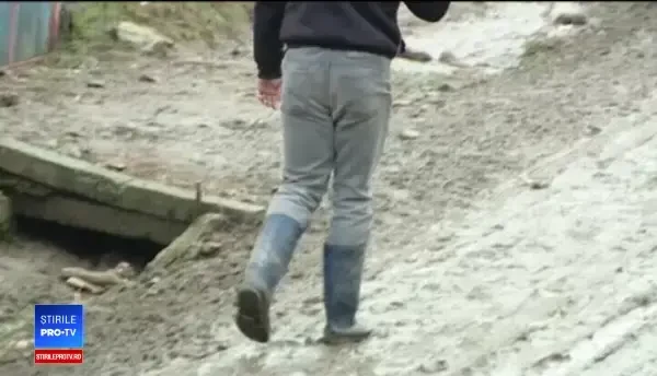 Băiat lovit din greşeală cu toporul de un consătean beat. Pe cine voia de fapt să ucidă