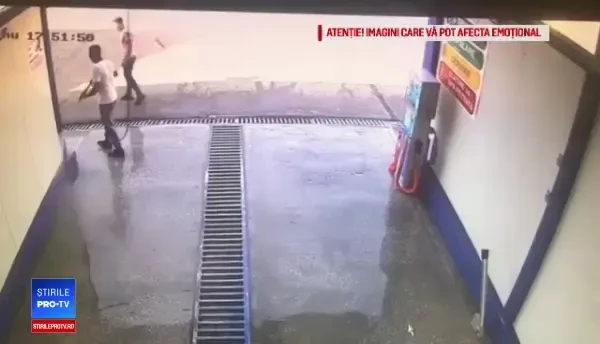 Momentul în care o mașină intră cu putere într-o spălătorie din Petroșani