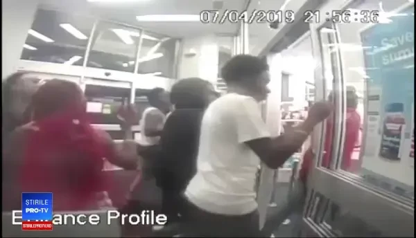 VIDEO. 60 de tineri de culoare dau năvală într-un magazin și-l vandalizează