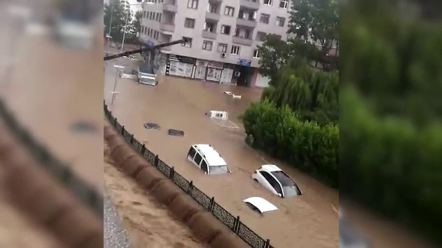 Zone turistice din Turcia, lovite de inundații. Mașini și case, acoperite de ape