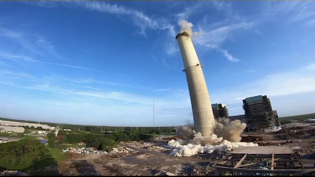 Momentul în care o centrală termică este aruncată în aer