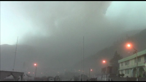 Alertă portocalie după erupția unui vulcan. Nor uriaș de cenușă și 2 explozii