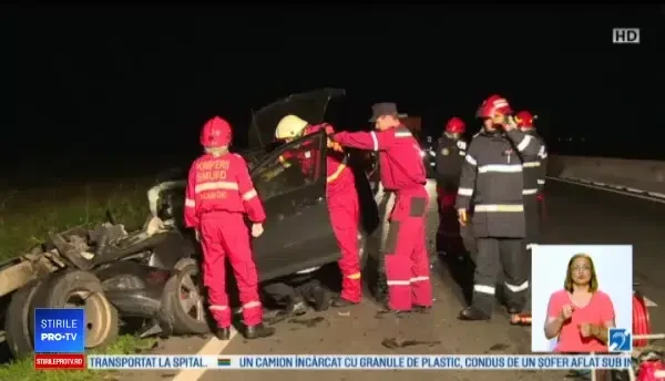 Șofer mort după ce mașina sa a intrat inexplicabil într-o camionetă, în Prahova