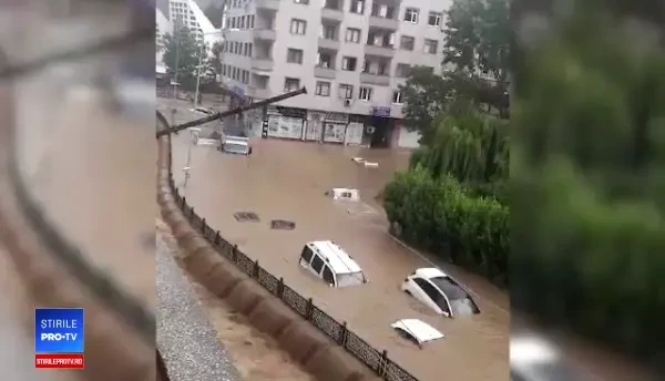 Zone turistice din Turcia, lovite de inundații. Mașini și case, acoperite de ape