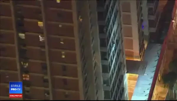 Momentul în care un bărbat a coborât pe exteriorul unui bloc cu 19 etaje din cauza unui incendiu