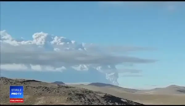 Alertă portocalie după erupția unui vulcan. Nor uriaș de cenușă și 2 explozii