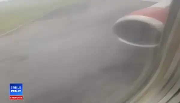 Un bărbat a sărit pe motorul unui avion, cu puțin înainte de decolare