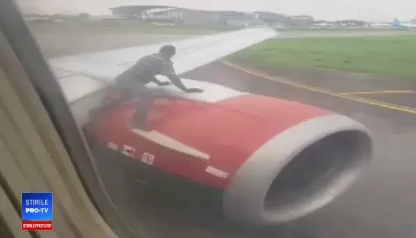 VIDEO. Un bărbat a sărit pe motorul unui avion, cu puțin înainte de decolare