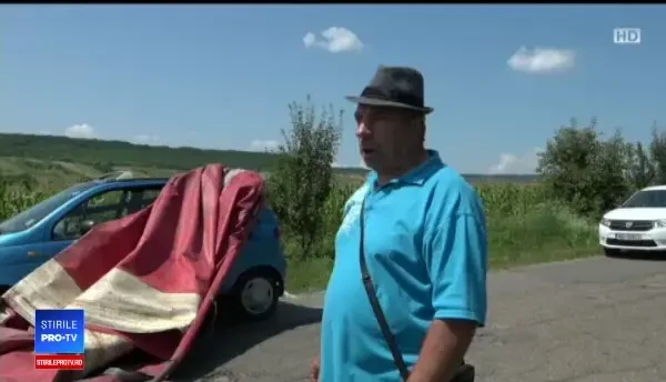 Scene de groază în Vaslui. O bară a căzut dintr-un TIR și s-a înfipt în mașina din spate