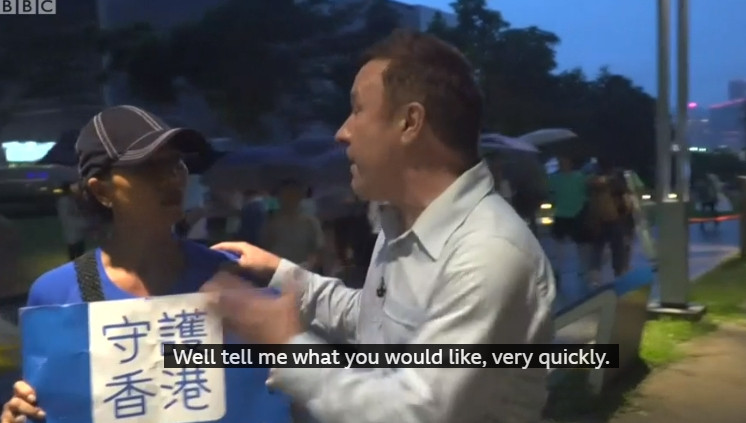 VIDEO: Reacția unui reporter BBC când este acuzat de un protestatar chinez de ”fake news”