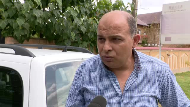 Întrebat de ce școala din sat arată jalnic, un primar începe brusc să se plângă de salariu