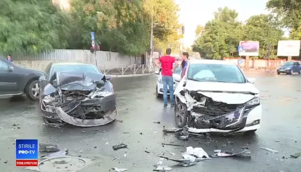 Accident violent, cu 4 răniți, pe o stradă din Capitală. Manevra făcută de un șofer
