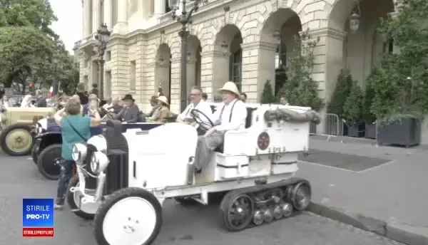 Expoziție impresionantă de mașini de epocă la Paris