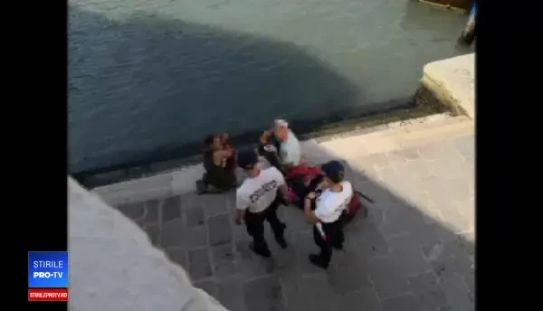 Ipostaza în care au fost prinși doi turiști în Veneția. Au primit o amendă usturătoare