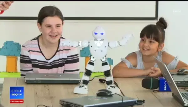 Cursuri gratuite de robotică pentru elevele din România. Copiii învață prin joacă