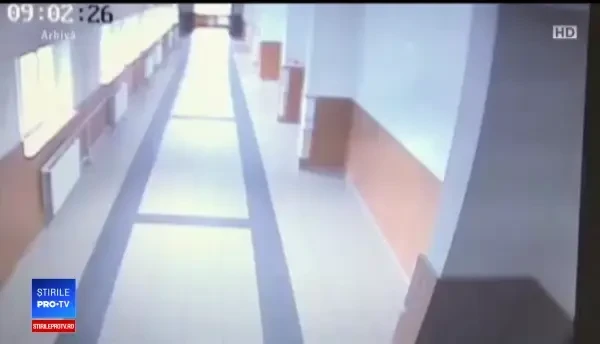 Întrebat de ce școala din sat arată jalnic, un primar începe brusc să se plângă de salariu